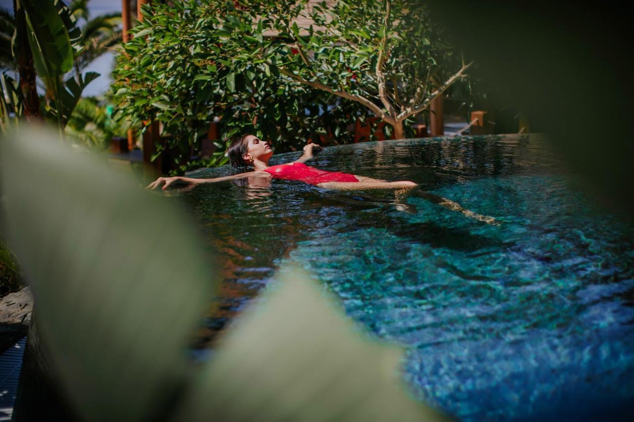 アマタス ビーチ ホテル リマソル リマソール エクステリア 写真 A woman floating in a swimming pool