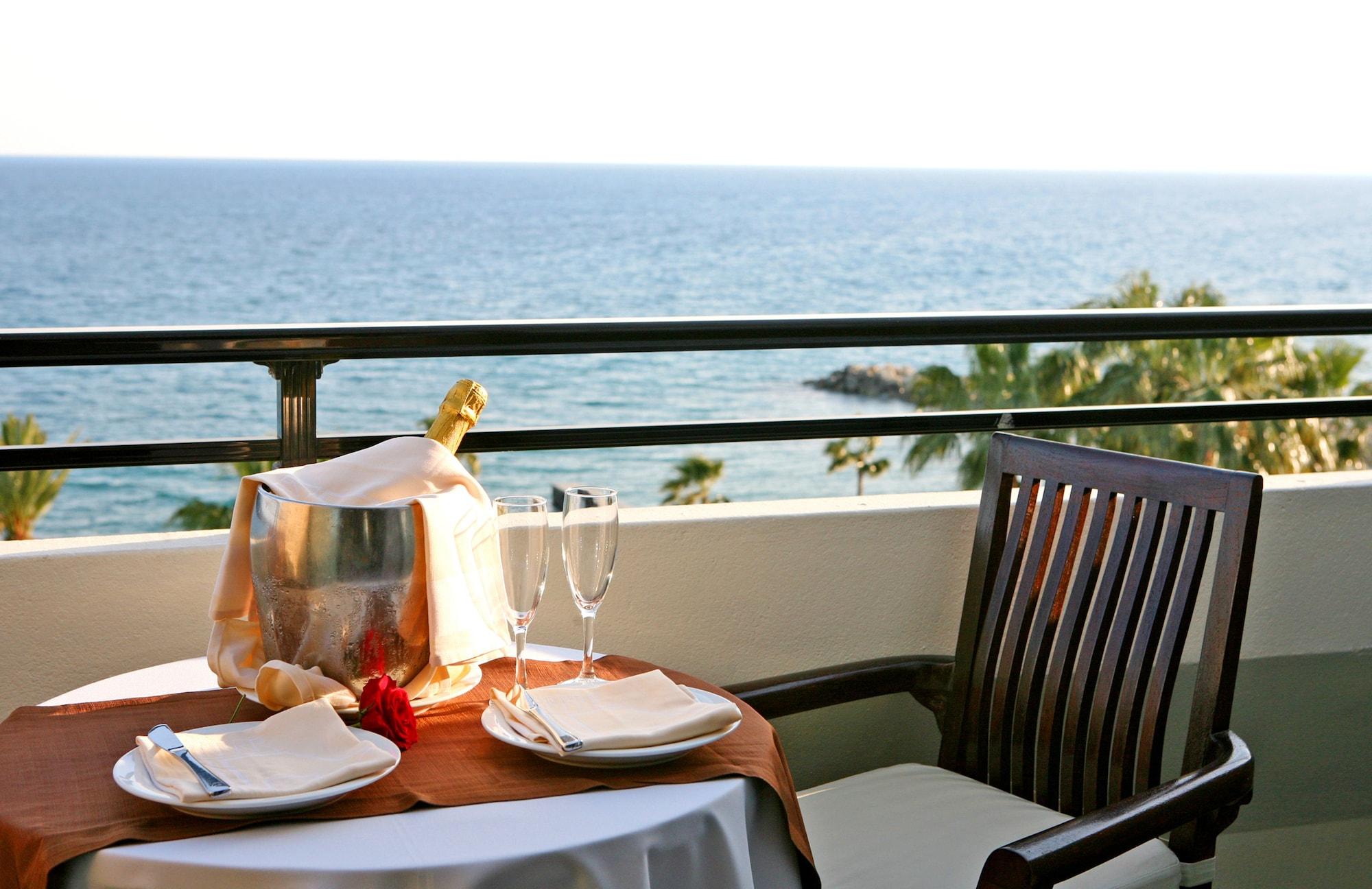 アマタス ビーチ ホテル リマソル リマソール エクステリア 写真 A balcony at a hotel