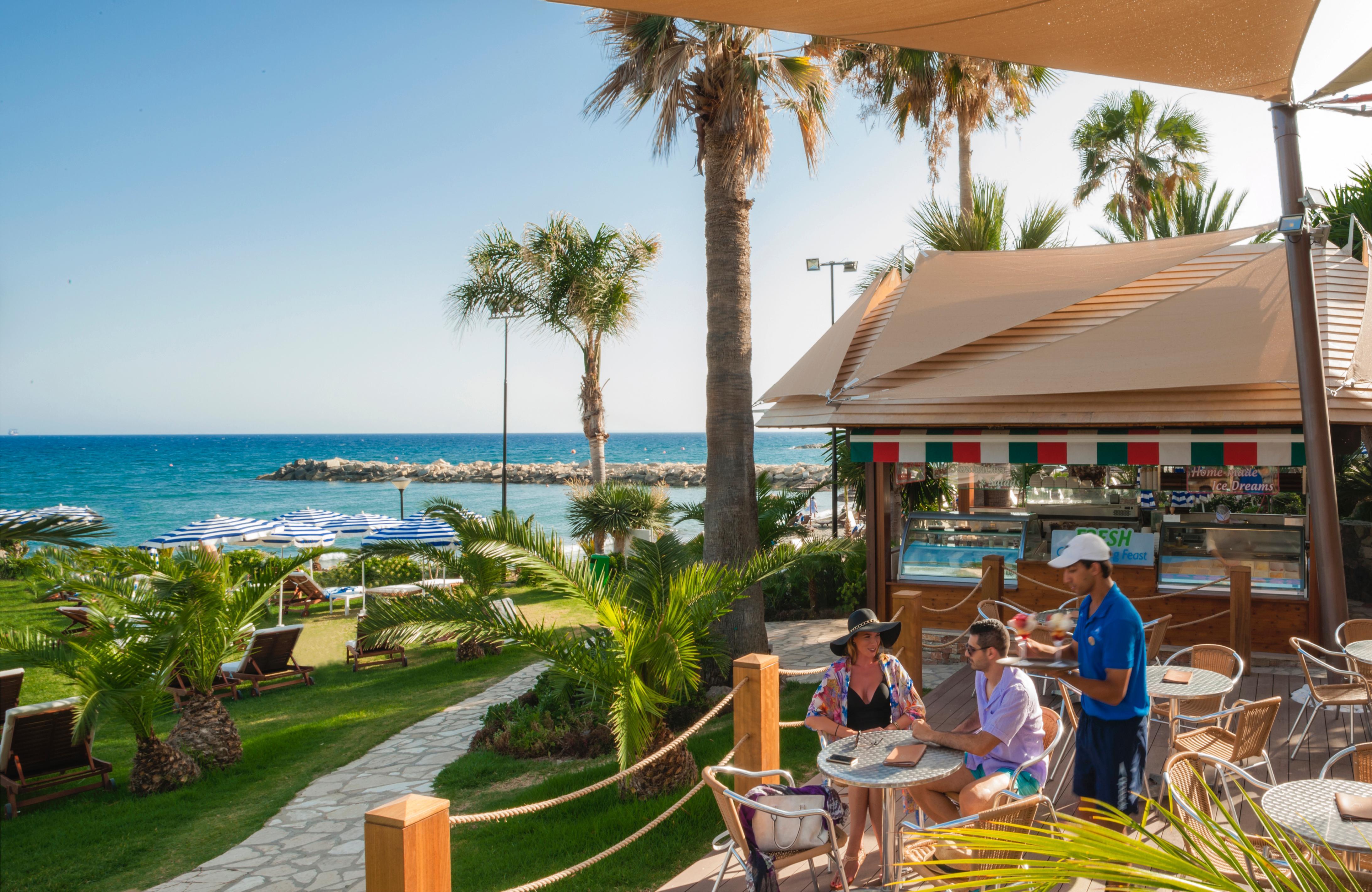 アマタス ビーチ ホテル リマソル リマソール エクステリア 写真 Tourists at a beach bar in Limassol, Cyprus