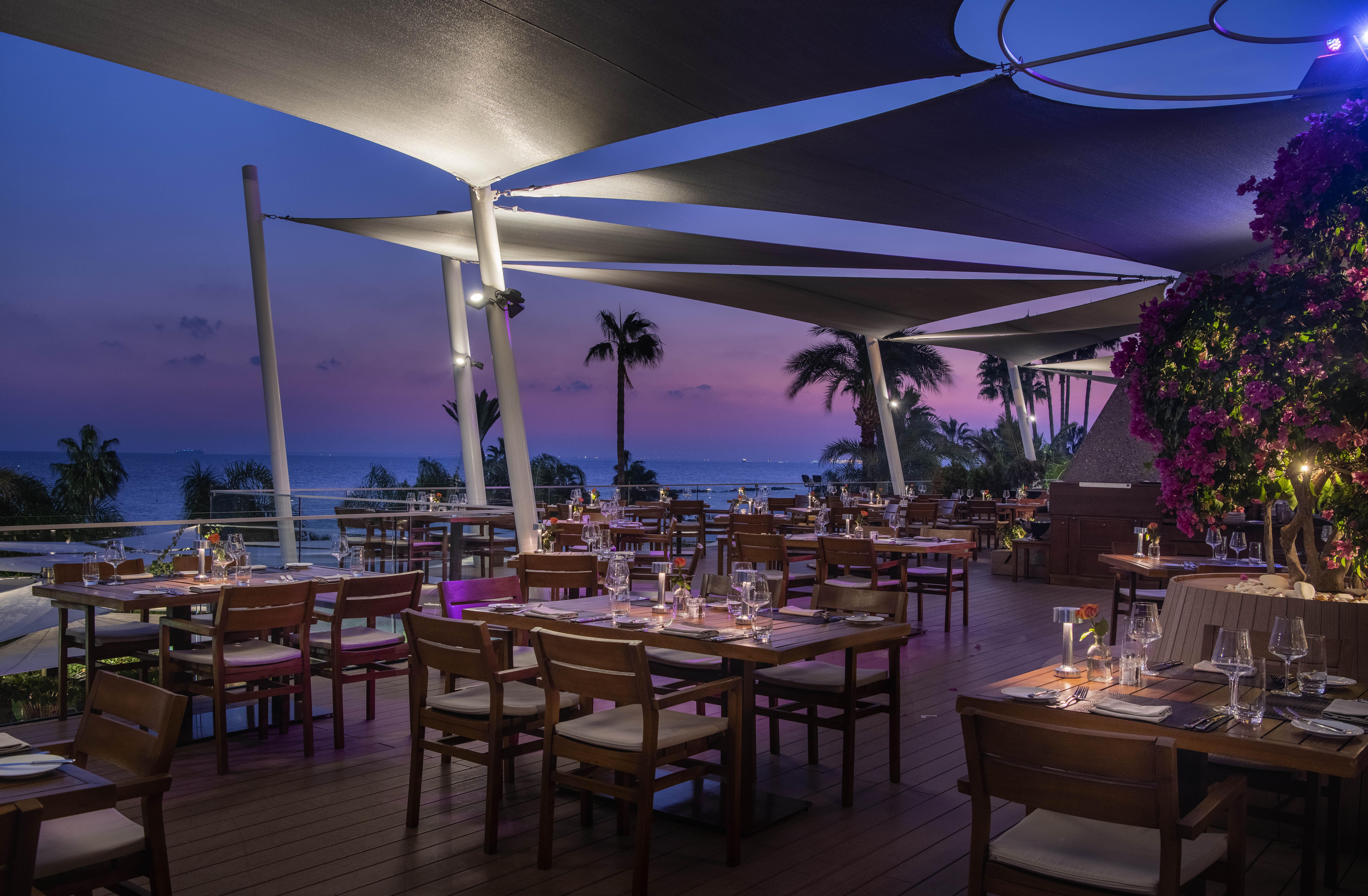 アマタス ビーチ ホテル リマソル リマソール エクステリア 写真 The Deck at the Hilton Cancun Resort