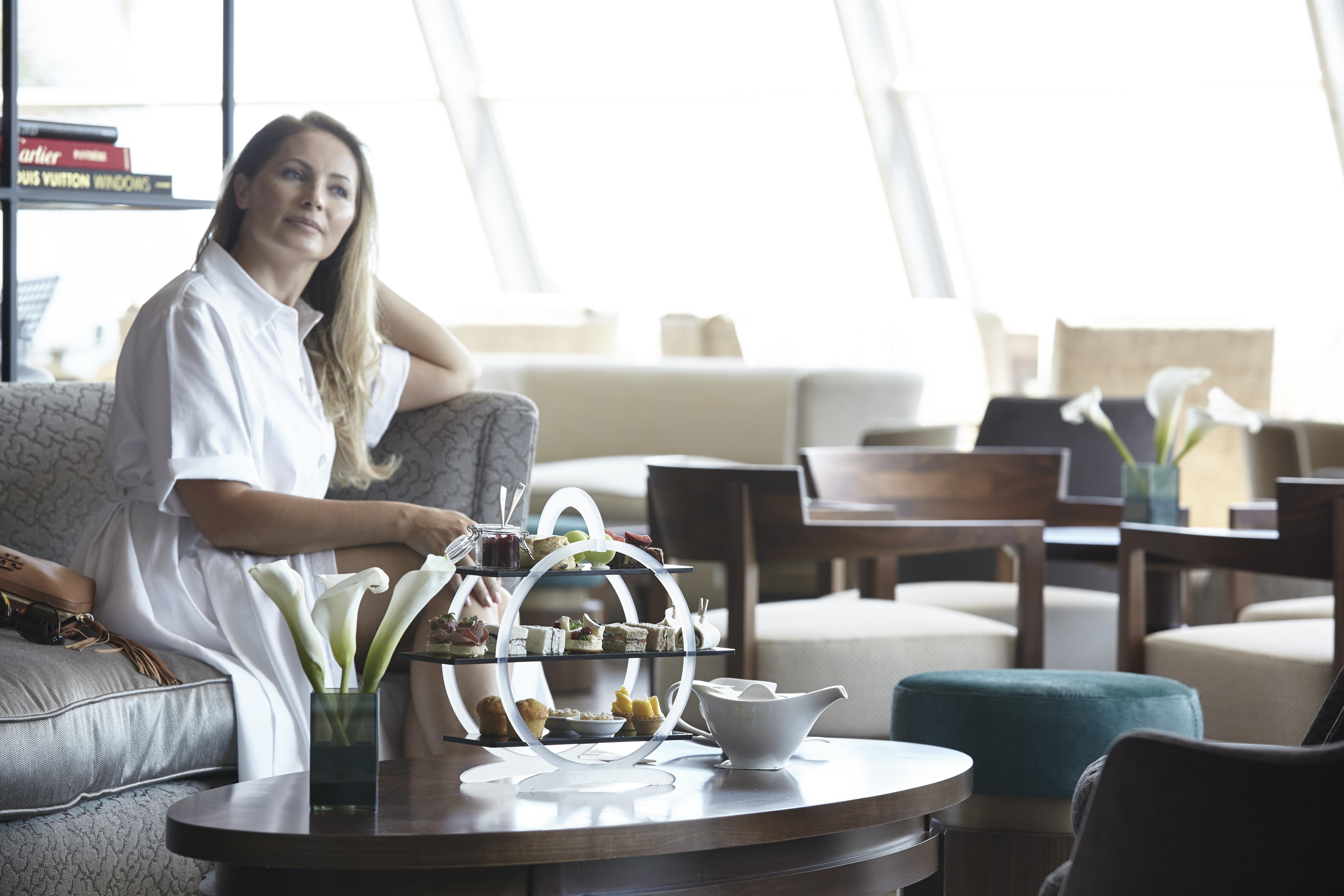 アマタス ビーチ ホテル リマソル リマソール エクステリア 写真 A woman in the lounge