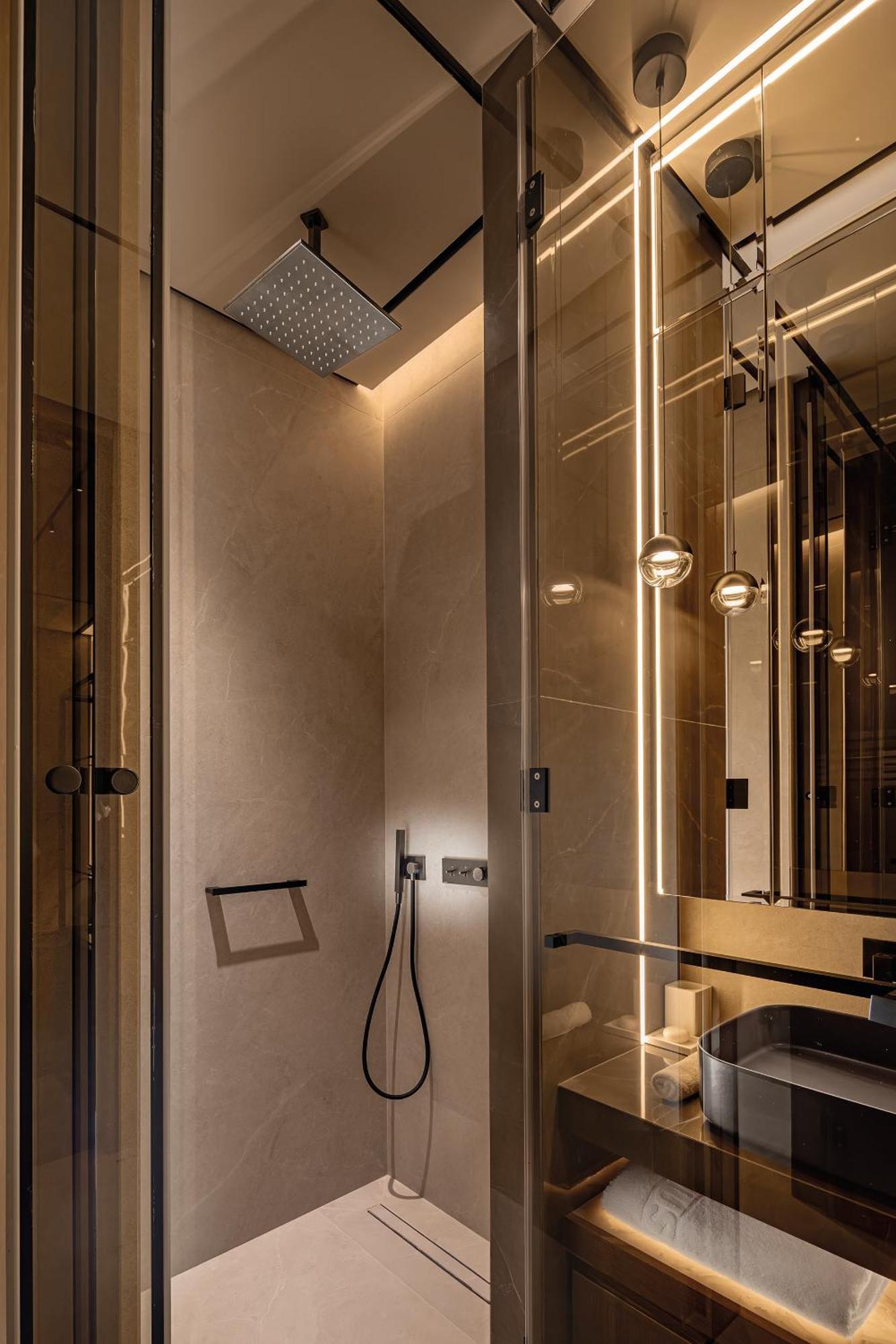 アマタス ビーチ ホテル リマソル リマソール エクステリア 写真 A shower with a fixed shower head