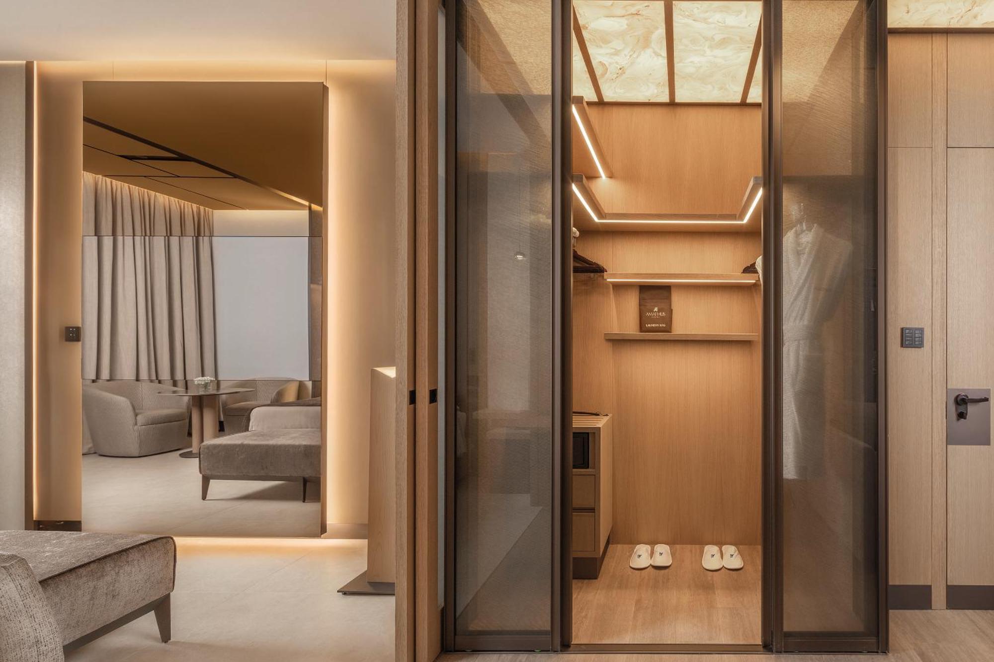 アマタス ビーチ ホテル リマソル リマソール エクステリア 写真 Interior of a 100m motor yacht